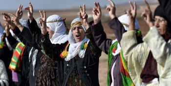 Des femmes kurdes, non loin de Kobané, en Syrie. - Photo Aris Messinis / AFP