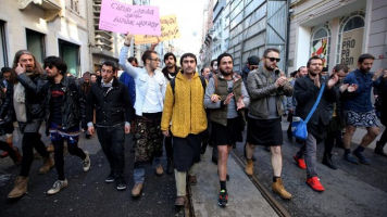 Manifestation d'hommes en jupes