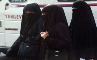 Trois femmes en niqab